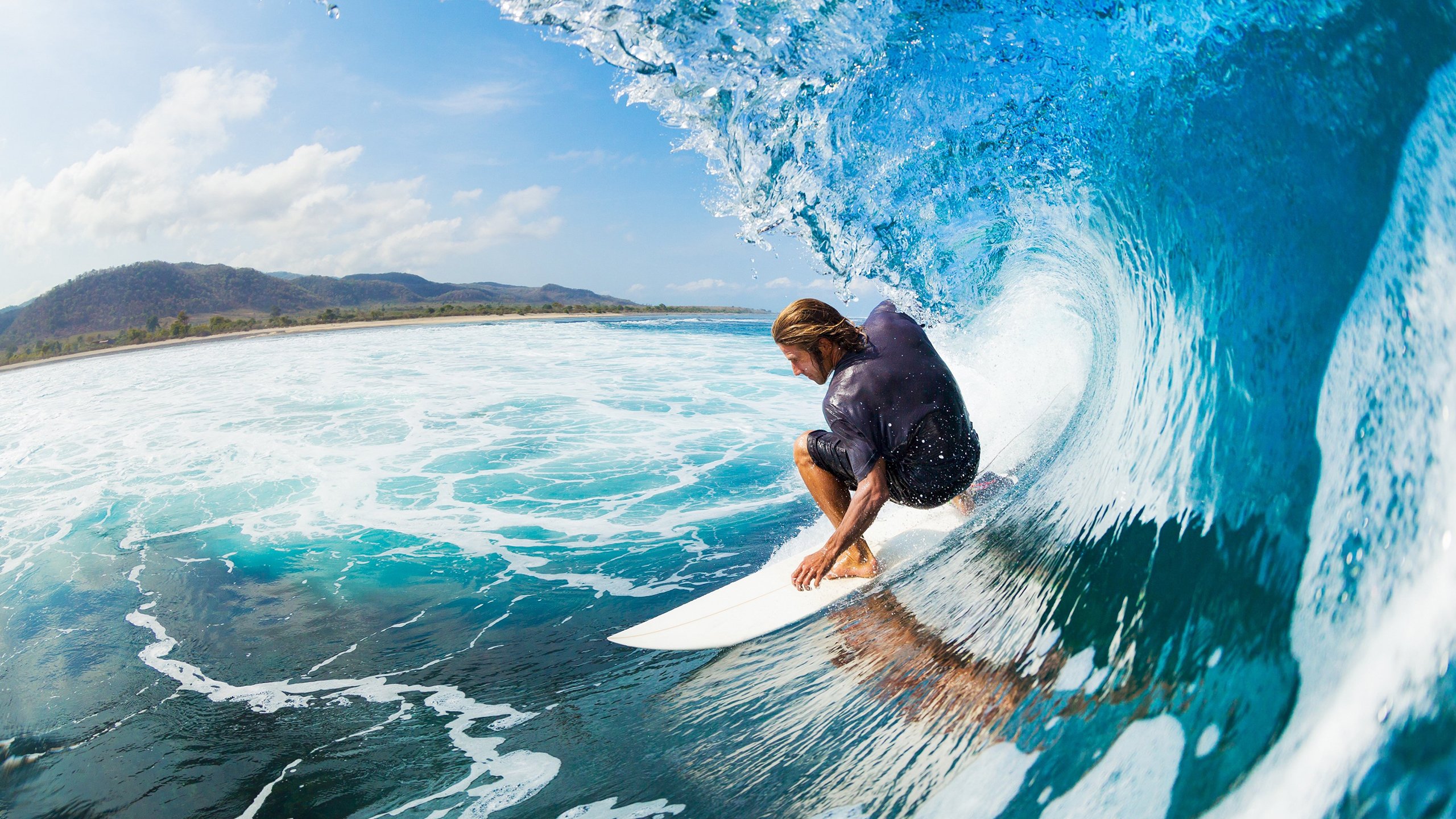 众多球队争夺胜利，比赛激烈异常，这场球赛的胜败关键是队员们的齐心协力